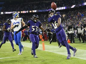 Le retourneur de punt des Ravens de Baltimore Tylan Wallace, à droite, célèbre son touché avec le secondeur des Ravens Del'Shawn Phillips (53) pendant les heures supplémentaires le dimanche 10 décembre 2023, à Baltimore.