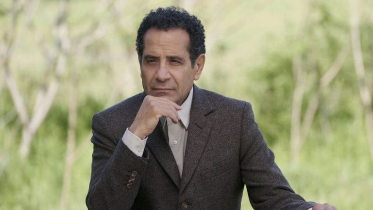 "Nous ne pouvions pas trop en parler" : Tony Shalhoub explique pourquoi un personnage n'a pas été ramené pour la dernière affaire de M. Monk
