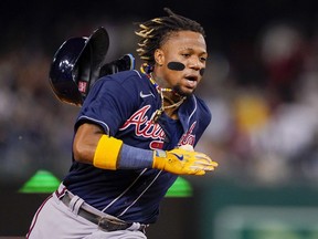 Ronald Acuna Jr. des Braves court jusqu'au troisième but sur un doublé d'Ozzie Albies lors de la cinquième manche d'un match contre les Nationals, le 22 septembre 2023, à Washington.