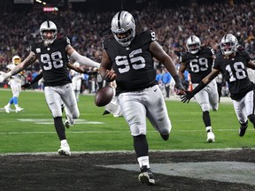 Le plaqueur défensif John Jenkins des Las Vegas Raiders marque un touché contre les Chargers de Los Angeles.