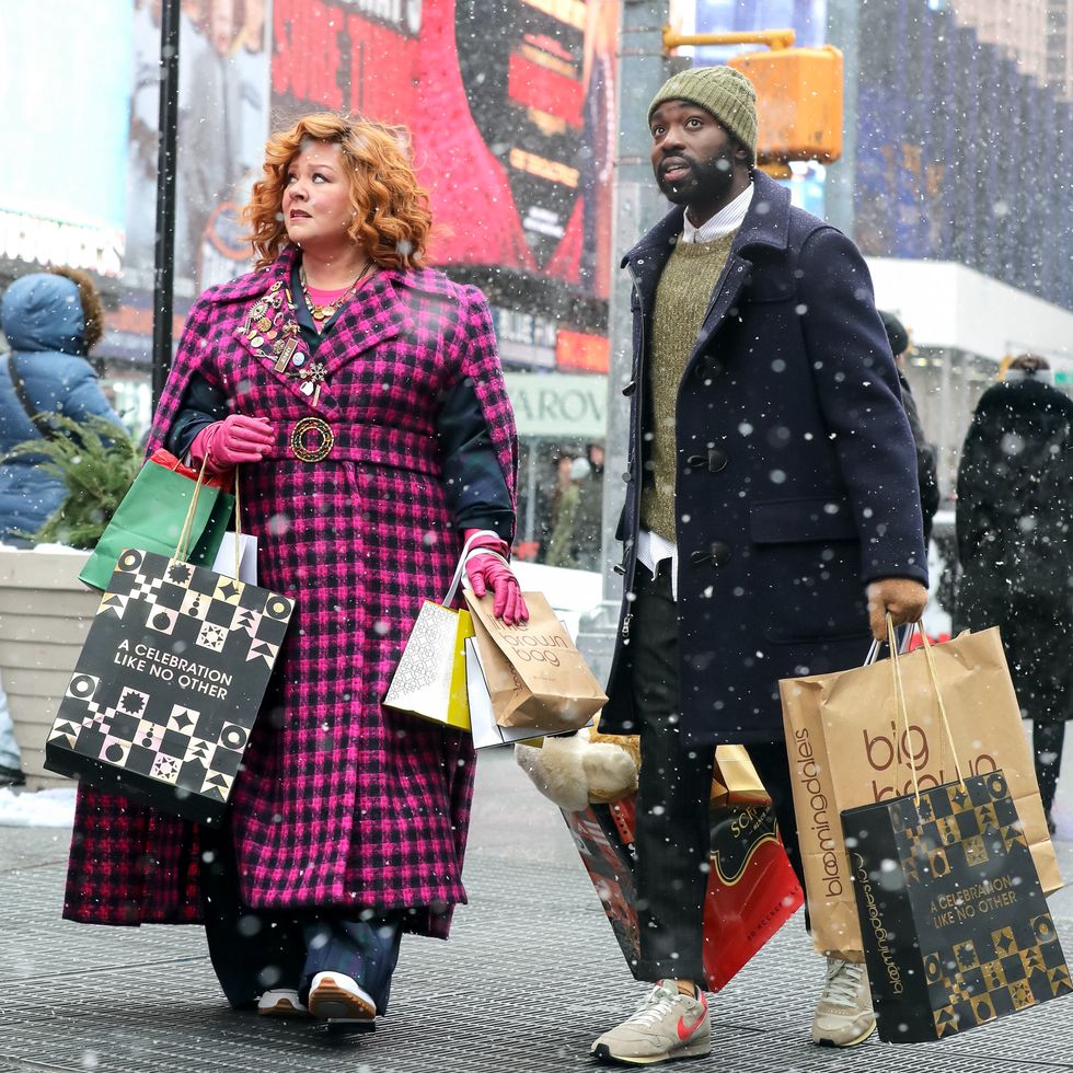 Melissa McCarthy et Paapa Essiedu sont vus sur le tournage de Bernard et le génie