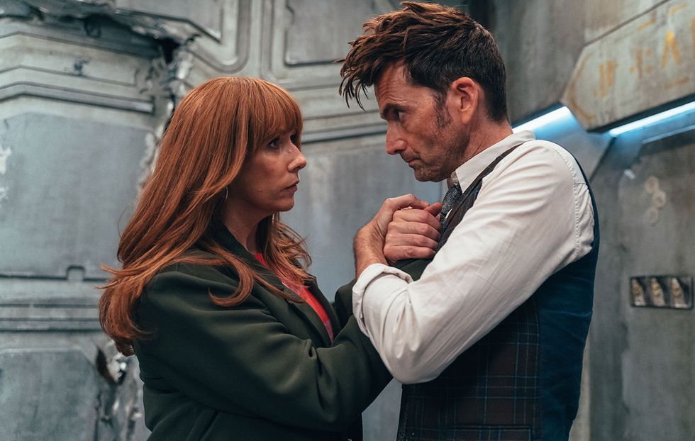 Donna Noble et le docteur en docteur qui, un homme et une femme se regardant en se serrant la main