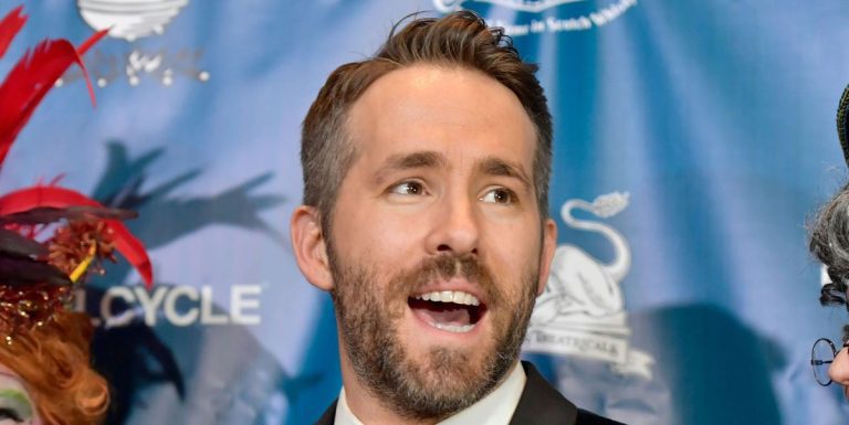 Ryan Reynolds recrée la couverture de Wham!'s Last Christmas avec Rob McElhenney
