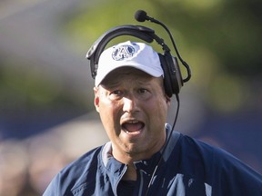 L'entraîneur-chef des Argonauts de Toronto, Scott Milanovich, crie pendant le match contre les Tiger-Cats de Hamilton pendant la deuxième moitié de l'action préparatoire de la LCF à Toronto, le samedi 11 juin 2016. Milanovich est le nouvel entraîneur-chef des Tiger-Cats de Hamilton.  L'équipe de la LCF l'a nommé ce matin le 27e entraîneur-chef de l'histoire de la franchise.