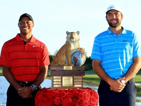 Scottie Scheffler des États-Unis et hôte du tournoi Tiger Woods