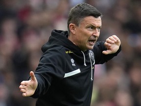 Paul Heckingbottom, entraîneur-chef de Sheffield United, fait des gestes lors d'un match de football de la première ligue anglaise contre Arsenal.