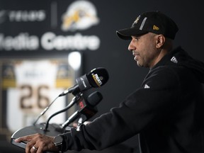 Les Tiger-Cats de Hamilton ont annoncé mardi un plan de restructuration majeur, avec le président des opérations football, Orlondo Steinauer, quittant ses fonctions d'entraîneur-chef et la promotion d'Ed Hervey au poste de directeur général.  Steinauer lors d'un point de presse à Hamilton, en Ontario, le lundi 6 novembre 2023.LA PRESSE CANADIENNE/Peter Power