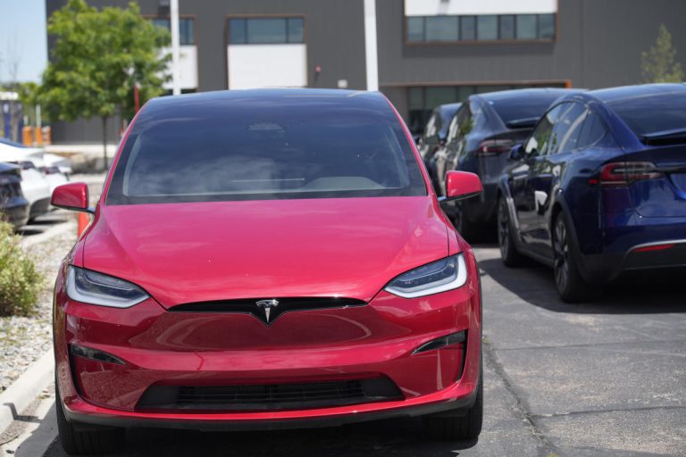 Tesla rappelle 120 000 véhicules aux États-Unis pour un problème de sécurité des portes