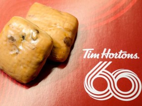 Des Néerlandais sont photographiés dans la cuisine test de Tim Hortons à Toronto.