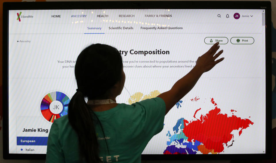 Un participant interagit avec une exposition au stand 23andMe lors de l'événement généalogique annuel RootsTech à Salt Lake City, Utah, États-Unis, le 28 février 2019. REUTERS/George Frey