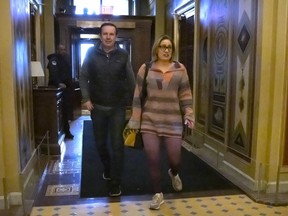 Le sénateur Chris Murphy, Démocrate du Connecticut, à gauche, et le sénateur Kyrsten Sinema, I-Arizona, à droite, arrivent pour des négociations à huis clos sur un accord sur la sécurité des frontières au Capitole, le dimanche 17 décembre 2023, à Washington. .  Les négociateurs se précipitent pour parvenir à un accord sur la sécurité de la frontière américaine qui débloquerait la demande du président Joe Biden d'apporter des milliards de dollars d'aide militaire à l'Ukraine et à la sécurité nationale.