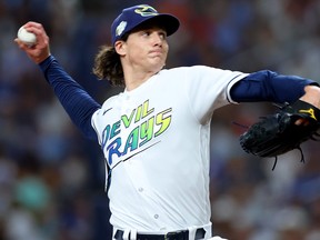 Tyler Glasnow des Rays de Tampa Bay lance lors d'un match contre les Braves d'Atlanta au Tropicana Field le 7 juillet 2023 à Saint-Pétersbourg, en Floride.