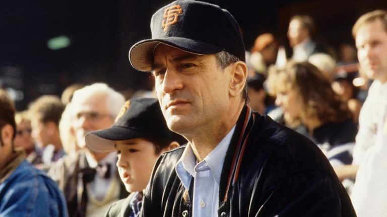 Un cadeau d'anniversaire inattendu a provoqué le chaos sur le tournage d'un thriller sportif de Robert De Niro
