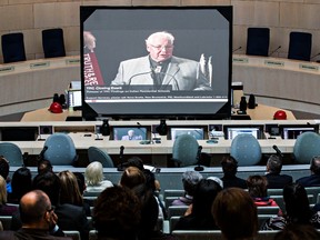 Les gens regardent une retransmission en direct de la publication du rapport final de la Commission Vérité et Réconciliation.