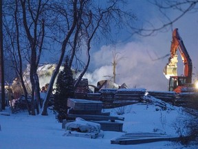 Des pompiers interviennent sur les lieux après une explosion dans une entreprise de propane, le jeudi 12 janvier 2023, à St-Roch-de-L'Achigan, au Québec.