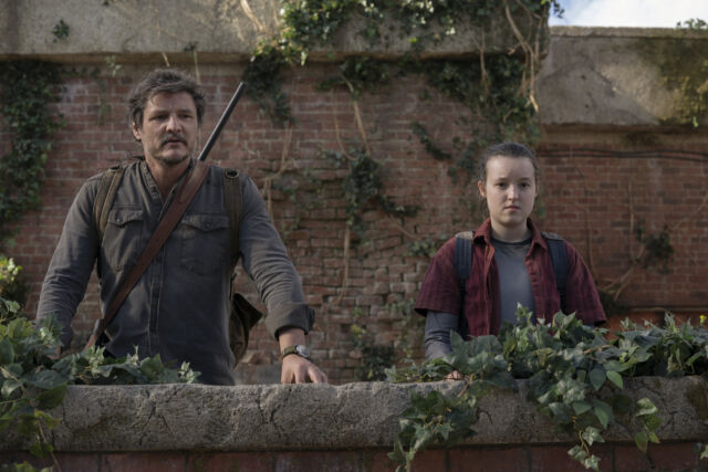 Pedro Pascal incarne Joel, qui se lie d'amitié avec Ellie (Bella Ramsey) lors d'une apocalypse zombie.