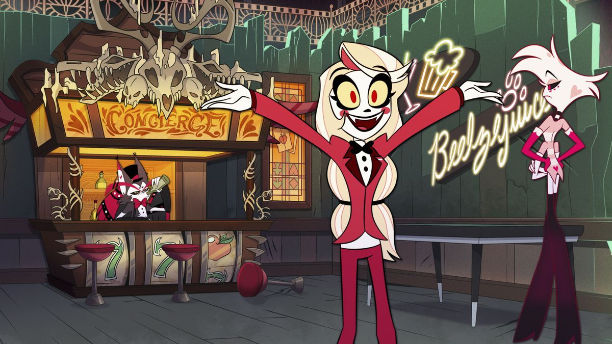 Le hall de l’hôtel Hazbin.  Il y a trois personnages, tous avec des visages peints en blanc.  Charlie Morningstar tend les bras tout en portant un costume rouge, Husk boit derrière le bureau du concierge et Angel Dust se tient les mains sur les hanches.  Un panneau indique « Beelzejuice ».