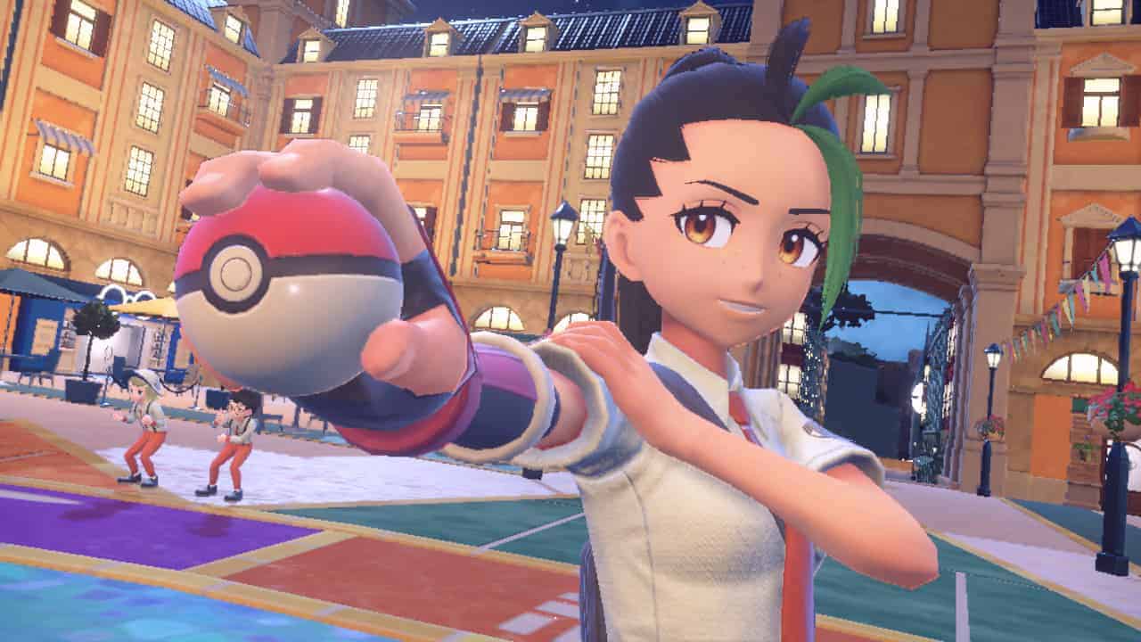 VideoGamer GOTY 2023 - Un joueur tient une pokeball devant une ville.  Image capturée par VideoGamer.