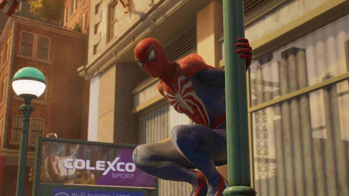 VideoGamer GOTY 2023 - Spider-Man est suspendu à un lampadaire dans Spider-Man 2. Image capturée par VideoGamer.