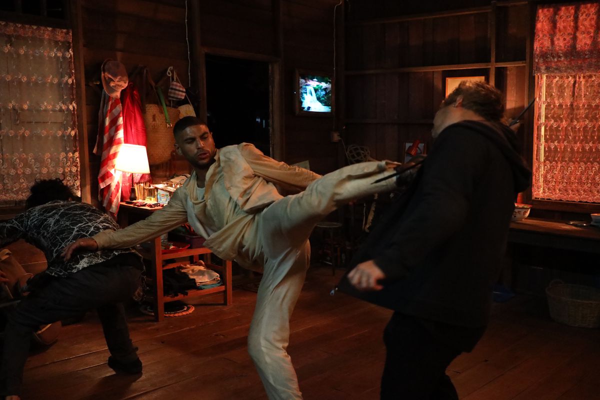 Nassim Lyes exécute un coup de pied de malade alors qu'il porte un costume blanc dans une maison de Mayhem !