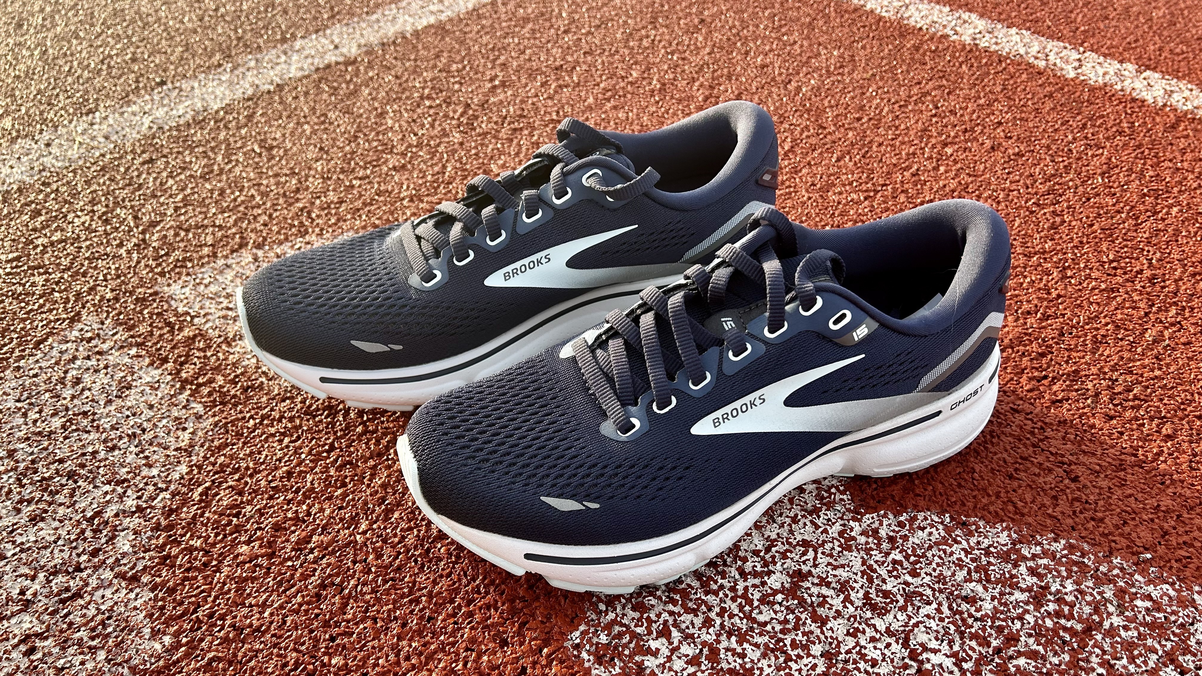 une vue du Brooks Ghost 15 sur une piste de course