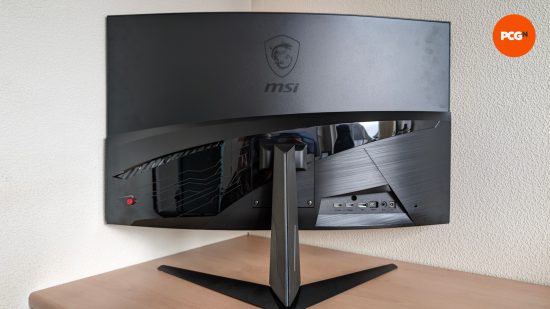 L'arrière du MSI G321CU, mettant en valeur son châssis en plastique 