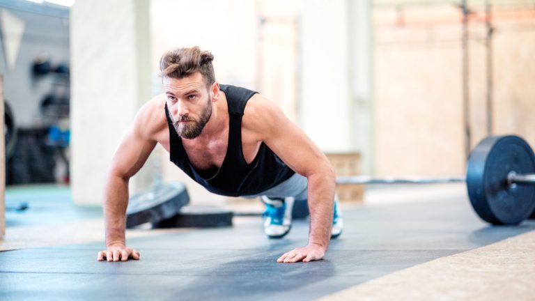 Oubliez la course à pied : cet entraînement cardio ne prend que 5 mouvements et 20 minutes pour entraîner tout votre corps