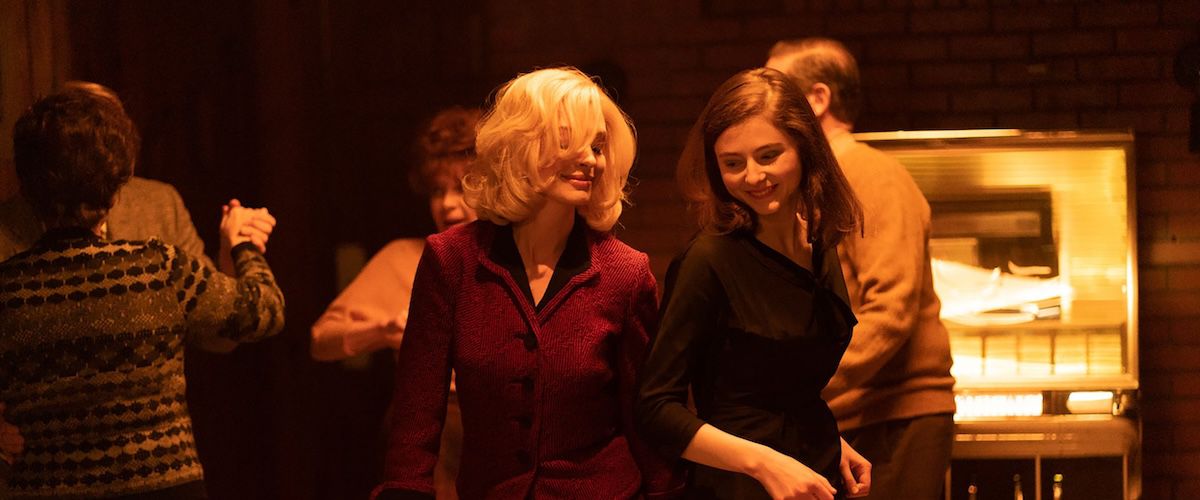 (De gauche à droite) Anne Hathaway et Thomasin McKenzie à Eileen.