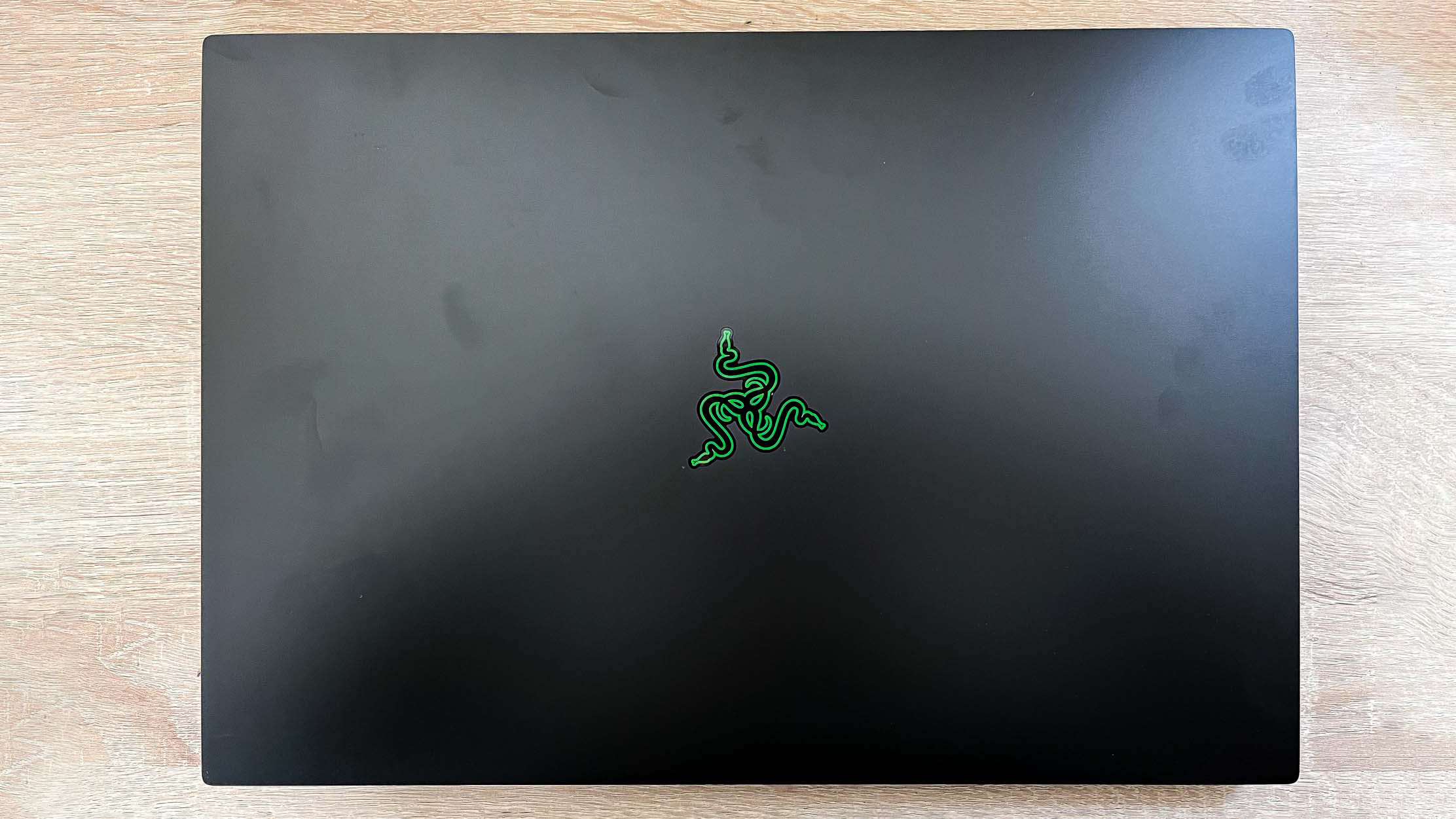 Razer Blade 18 fermé sur un bureau, couvercle face à la caméra