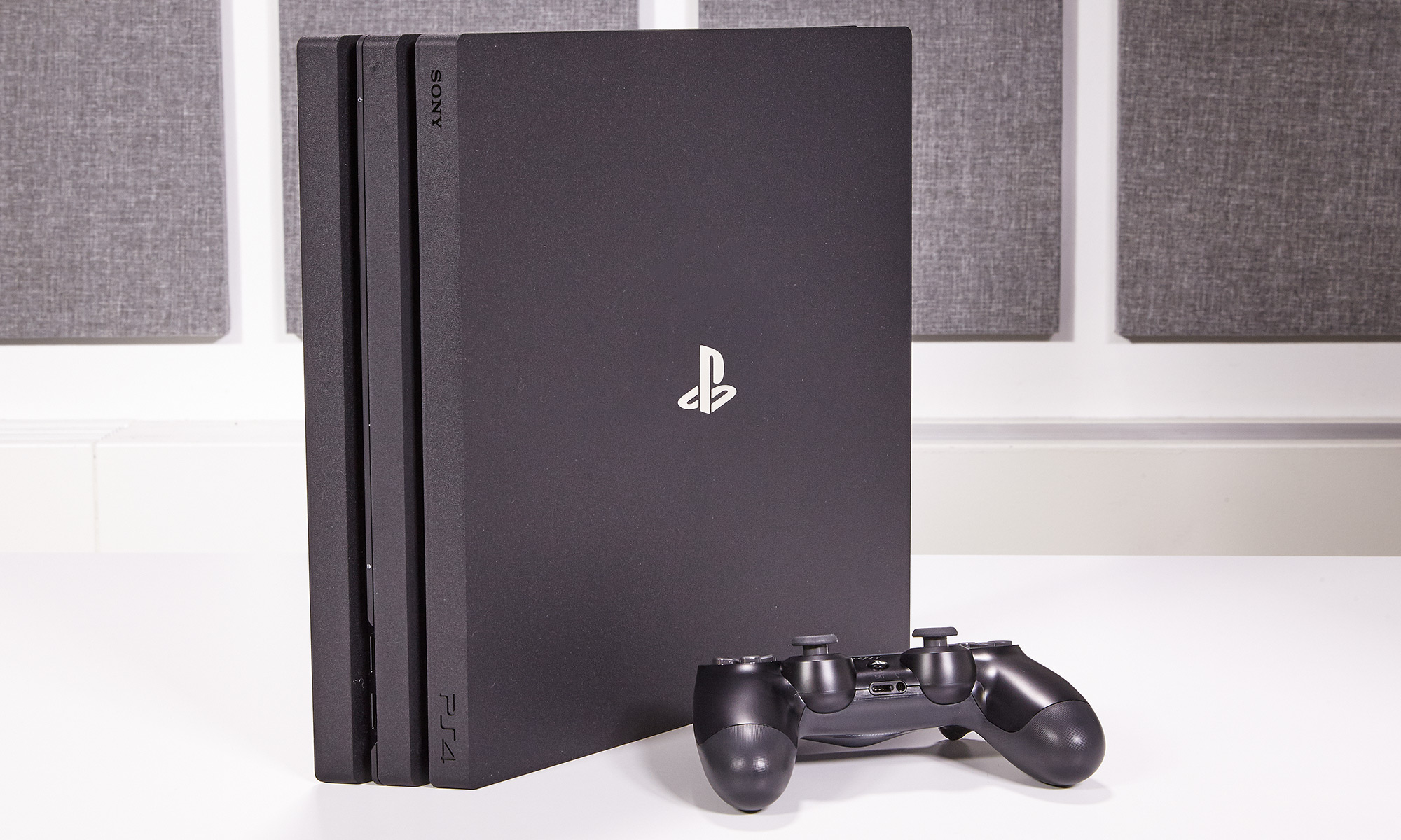 ps4 pro sur une table