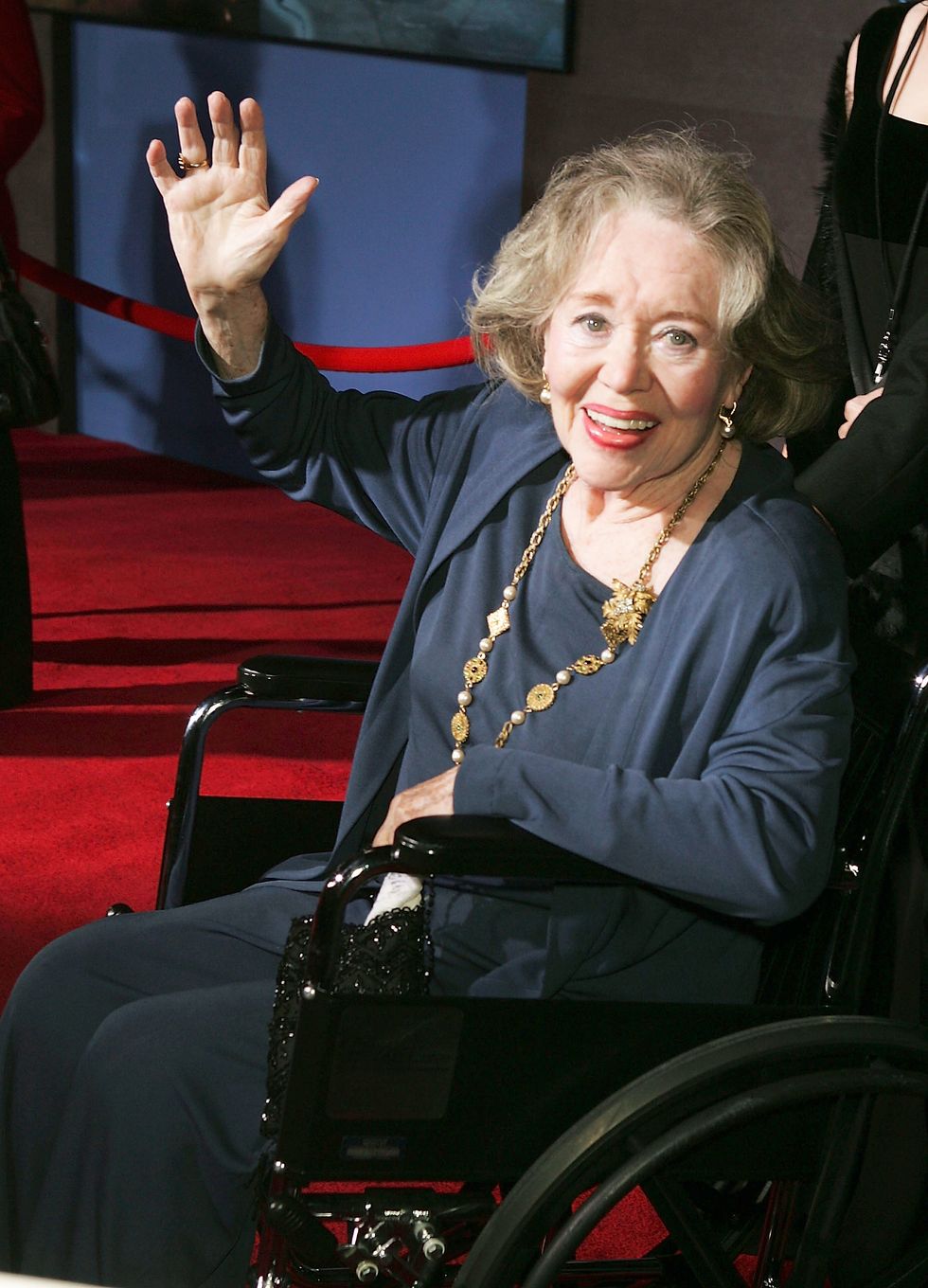 Glynis Johns souriant et saluant lors des célébrations du 40e anniversaire de Mary Poppins en 2004