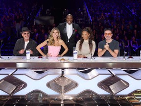 De gauche à droite : America's Got Talent : Howie Mandel, Heidi Klum, Terry Crews, Mel B et Simon Cowell de Fantasy League.