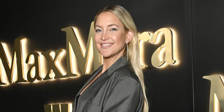 Kate Hudson dit qu'il est « difficile d'amener des stars de cinéma masculines à faire des comédies romantiques »
