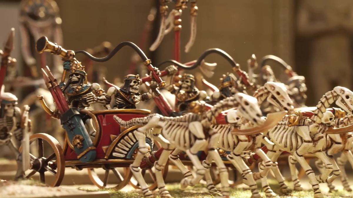 Des chevaux squelettiques remorquent des squelettes dans des chars dans une scène d'une vidéo promotionnelle YouTube de Games Workshop.