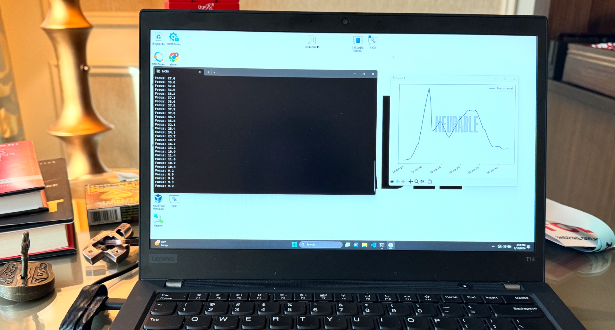 Logiciel Neruable sur ordinateur portable lisant les ondes cérébrales et la concentration