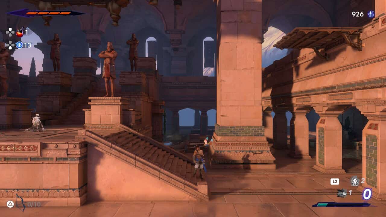 Revue de Prince of Persia The Lost Crown : Sargon dans une grande salle avec des statues et des colonnes.