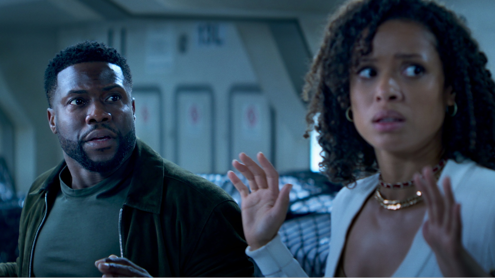 Kevin Hart et Gugu Mbatha-Raw dans Ascenseur