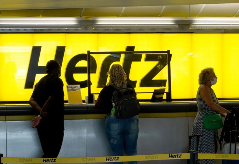 Hertz vend ses véhicules électriques parce qu’il a bâclé le déploiement pour les chauffeurs de covoiturage