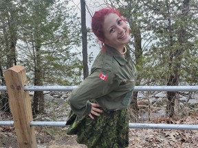 La police militaire a menacé d'inculper Christina Lea Gilchrist, une travailleuse du sexe de la région de Kingston qui offre des rabais aux membres des Forces canadiennes pour ses services.