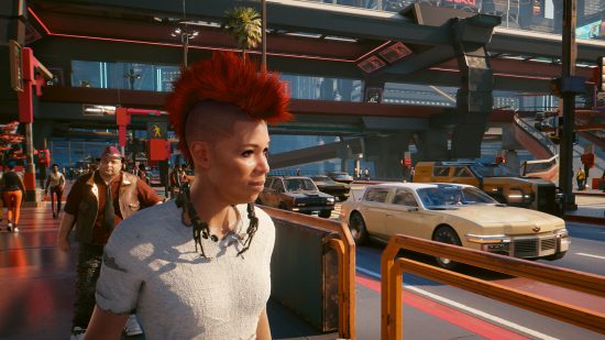 Une personne avec un mohawk regarde une route très fréquentée dans Cyberpunk 2077.