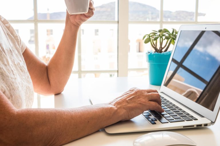 Les meilleures lignes d’assistance technique pour les seniors (selon ma mère de 73 ans)