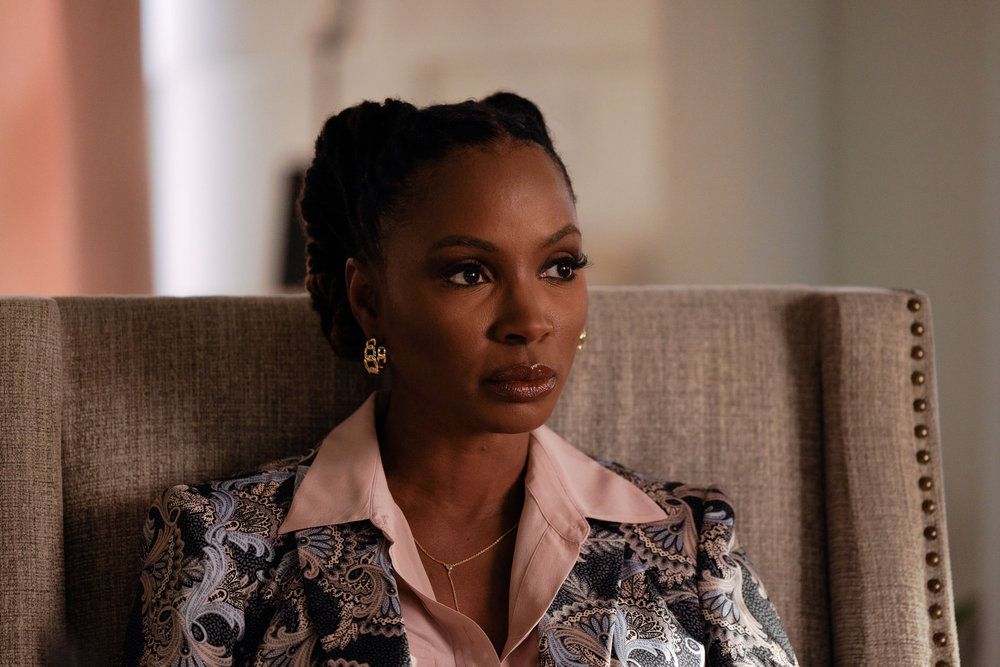 Shanola Hampton dans le rôle de Gabi Mosely en gros plan, assise et l'air d'acier