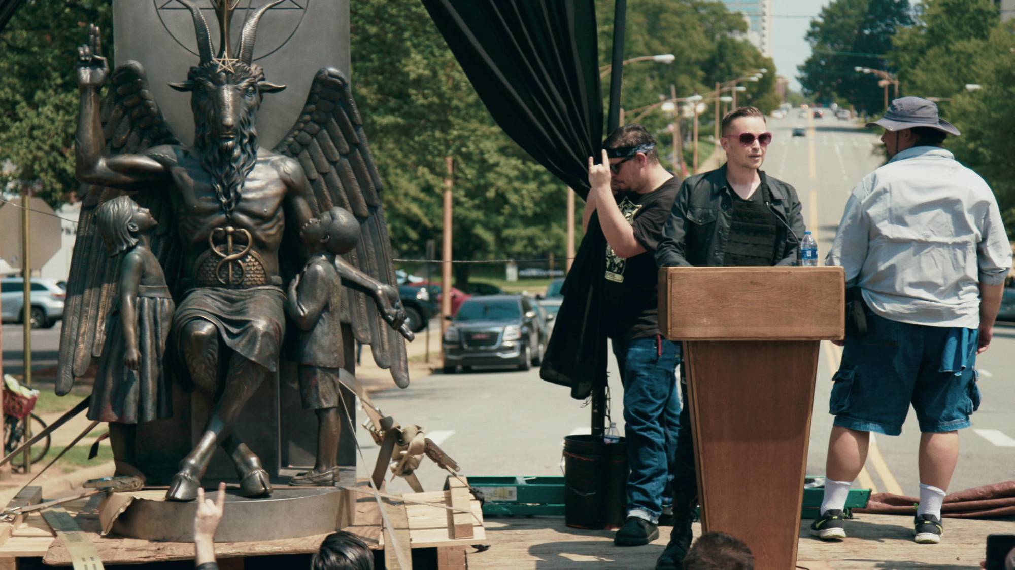 Lucien Greaves prononçant un discours devant le bâtiment du Capitole de l'État à Little Rock, Arkansas dans Hail Satan ?