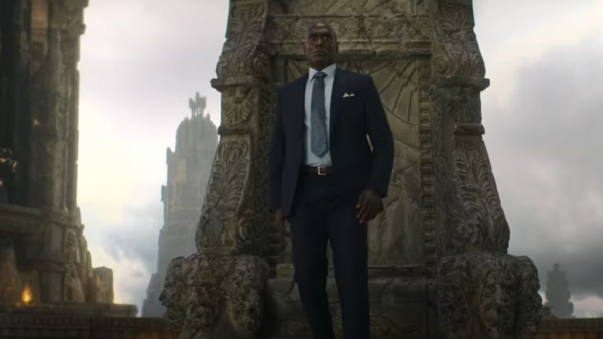 Lance Reddick dans le rôle de Zeus dans Percy Jackson et les Olympiens.