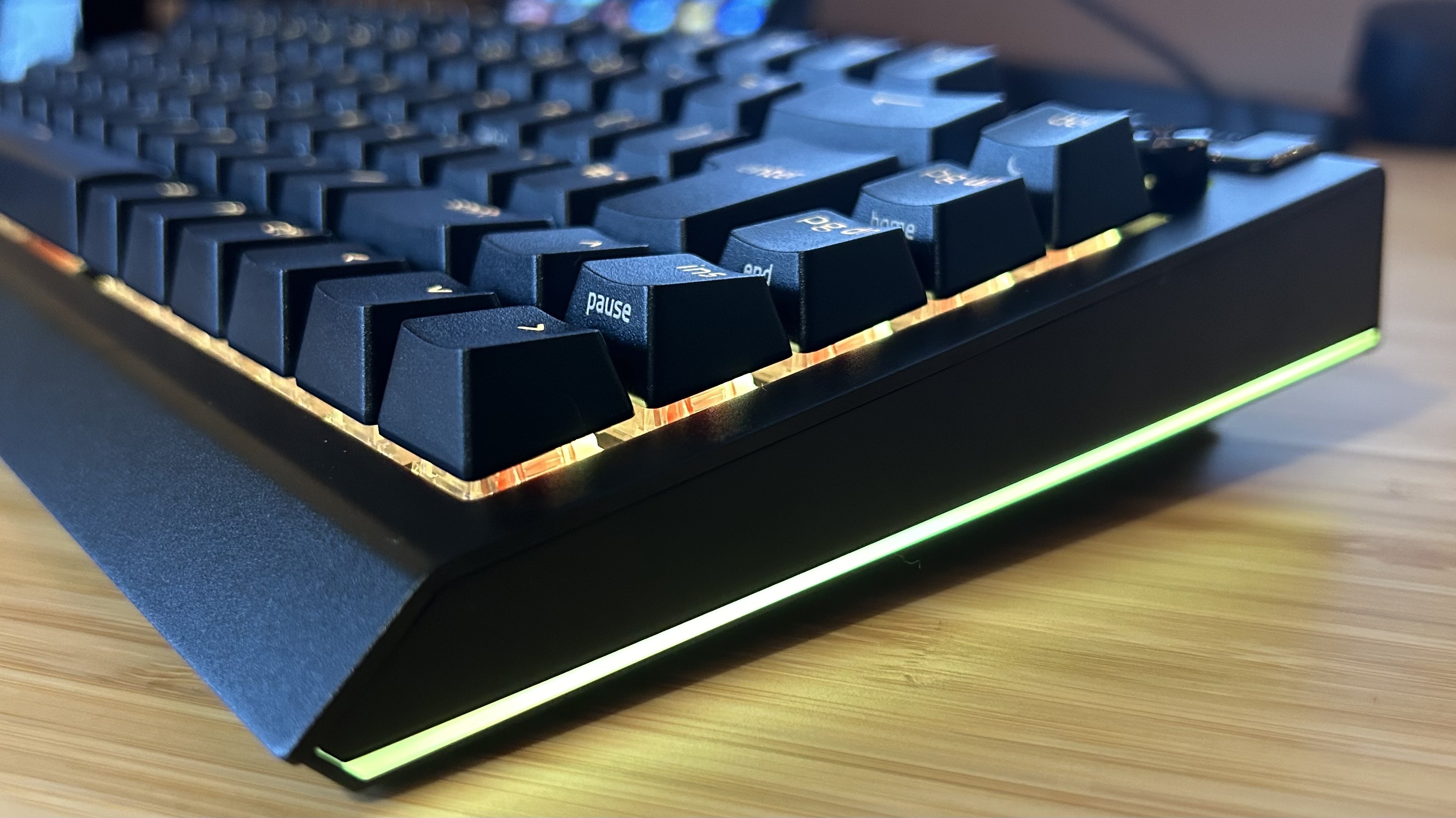 Gros plan sur la bande lumineuse RVB sur le côté du Razer BlackWidow V4 75 %