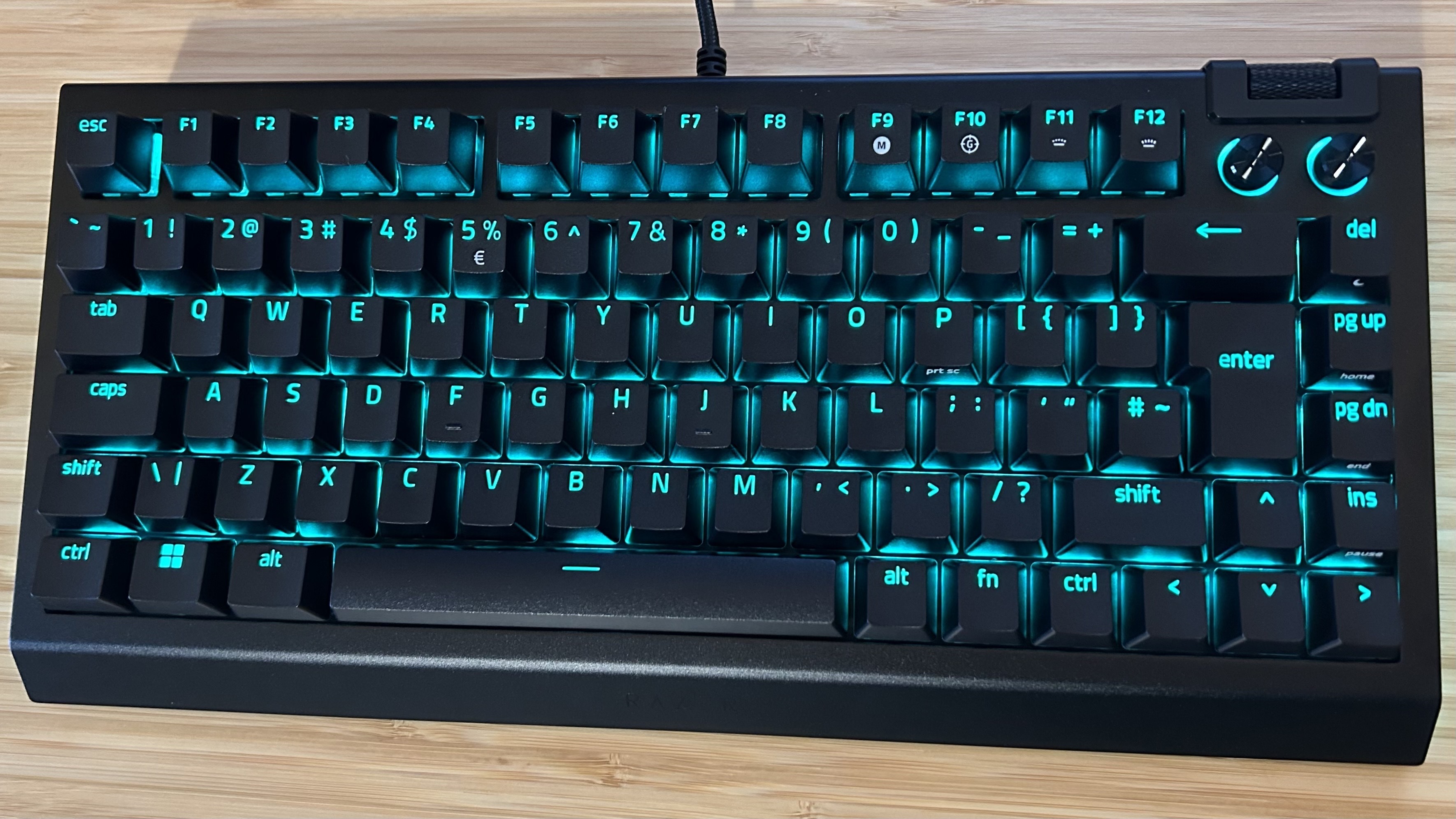 Clavier Razer BlackWidow V4 75 % sans repose-poignet sur une table en bois