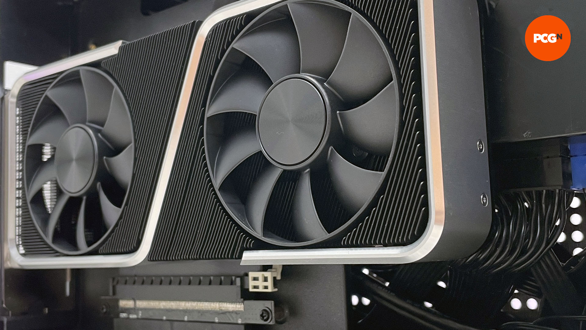 Pour faciliter le refroidissement du PC, ce GPU est monté verticalement