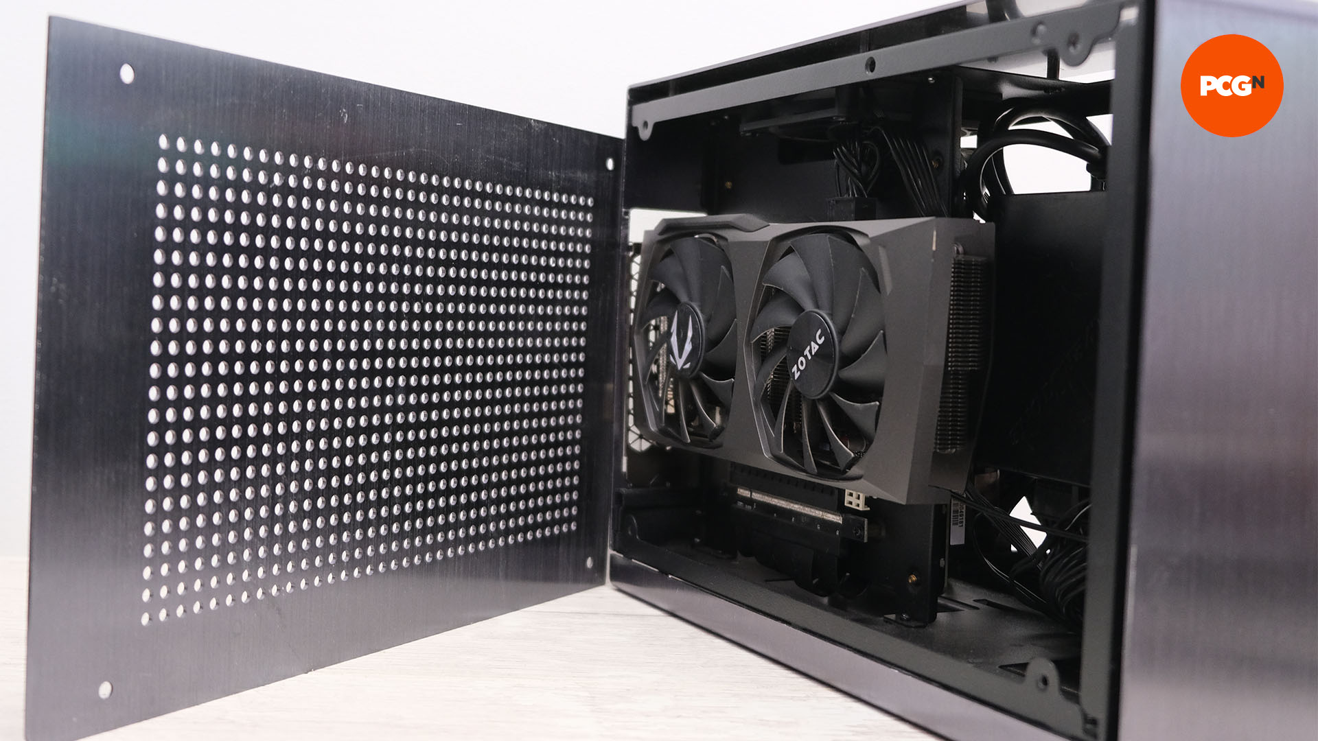 Pour faciliter le refroidissement du PC, un GPU dans un mini ITX pointe vers un cache maillé