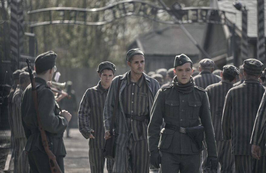 Jonah Hauer-King dans le rôle de Lali Sokolov avec Jonas Nay dans le rôle de l'officier nazi Stefan Baretzki