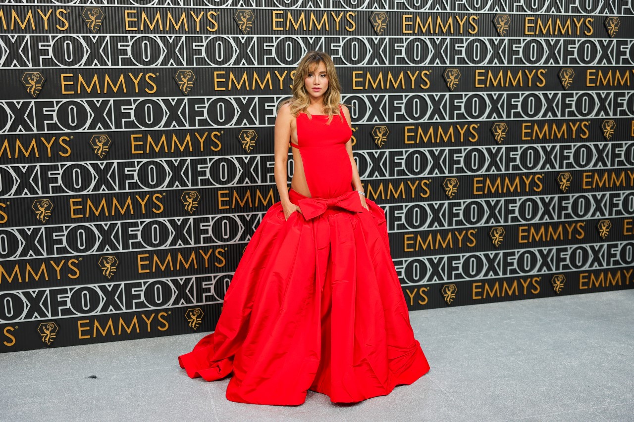 Suki Waterhouse participe à la 75e cérémonie des Primetime Emmy Awards au Peacock Theatre le 15 janvier 2024 à Los Angeles, en Californie.